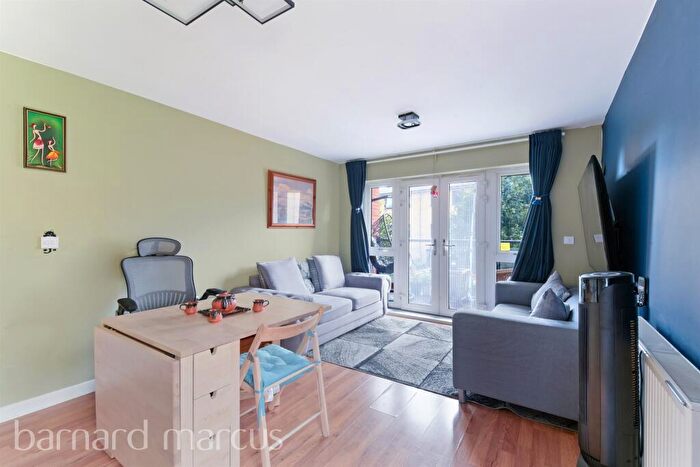 2 Bedroom Flat For Sale In Felnex Avenue, Wallington, SM6