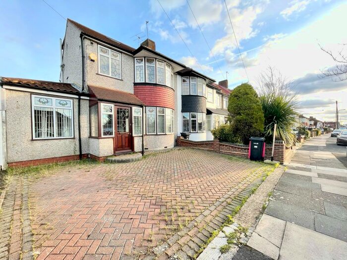 5 Bedroom Terraced House To Rent In Strafford Avenue, Clayhall, Ilford IG5