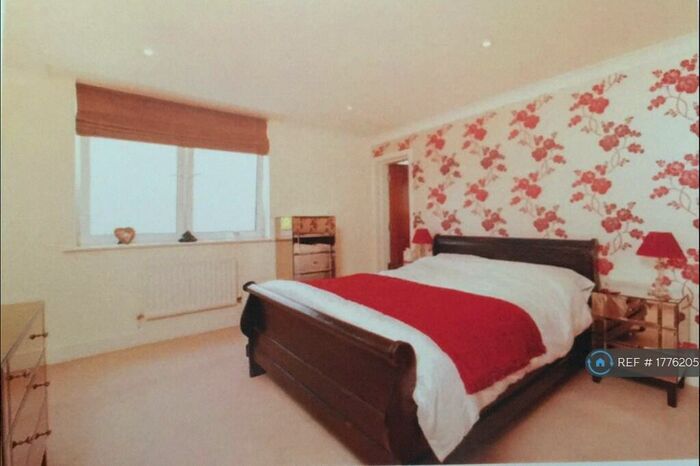 2 Bedroom Flat To Rent In Creswell Drive, Beckenham, BR3