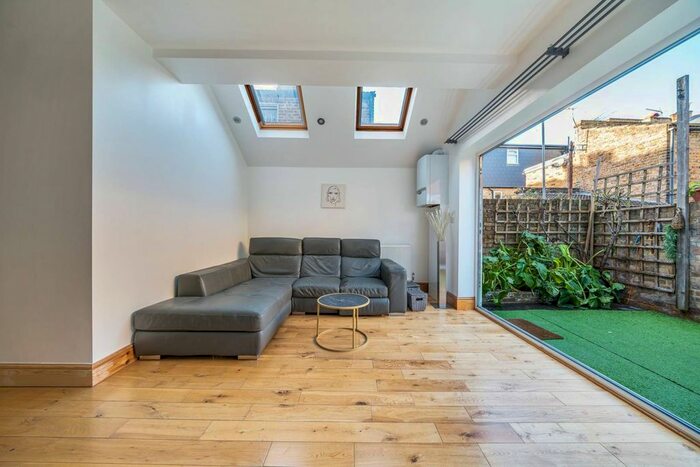 2 Bedroom Flat To Rent In Biscay Road, Barons Court, London, W6