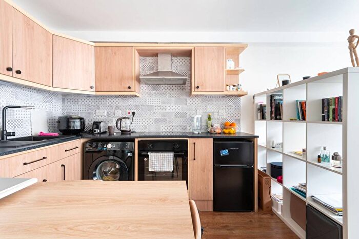 Studio To Rent In Great Western Road, Notting Hill, London, W11