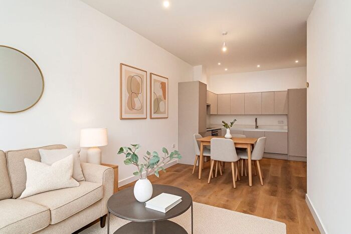 2 Bedroom Flat To Rent In Lakeside Close, Staines-Upon-Thames, TW18