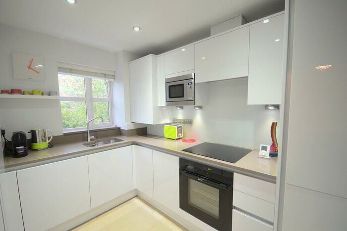 2 Bedroom Apartment To Rent In Elliots Way, Caversham, RG4