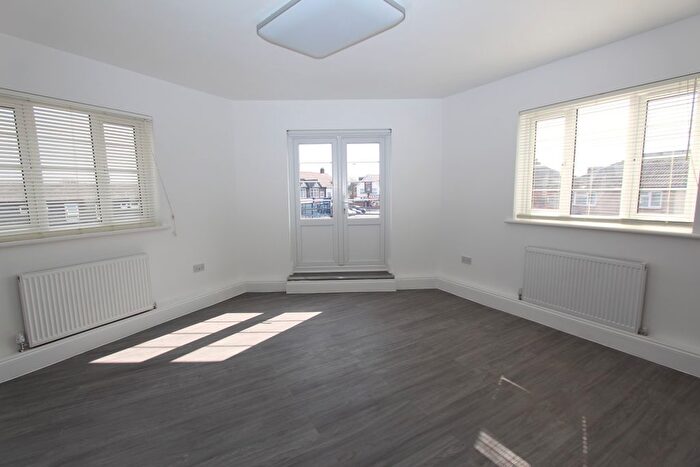4 Bedroom Flat To Rent In Cranbrook Road, Ilford, Essex, IG2