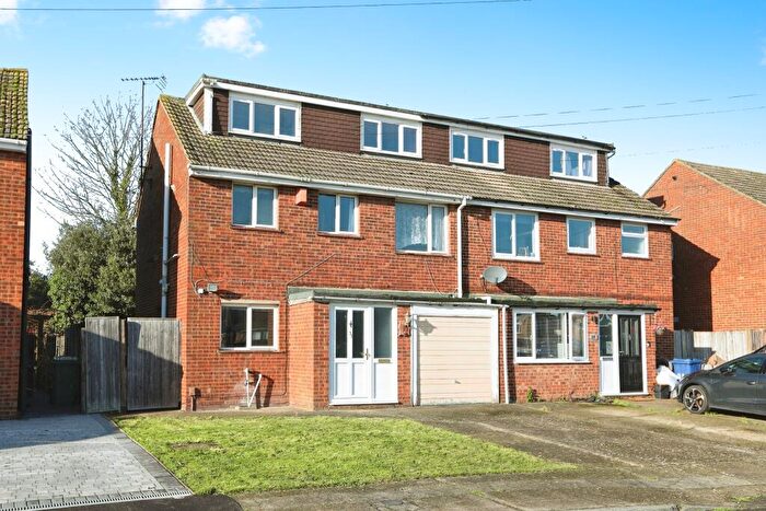 5 Bedroom Semi-Detached House For Sale In Roberts Close, Sittingbourne, Kent, ME10