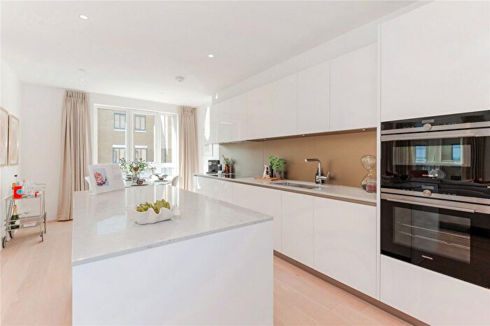 3 Bedroom Flat To Rent In Pinewood Gardens, Teddington, TW11