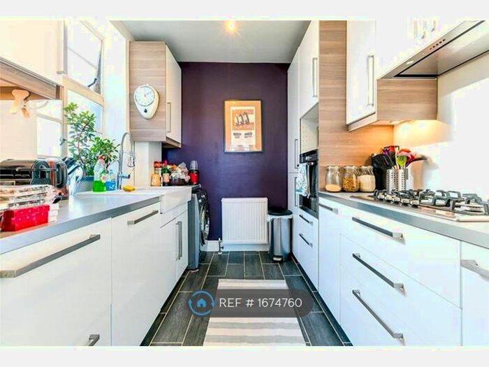 2 Bedroom Flat To Rent In The Pavement, London, SW4