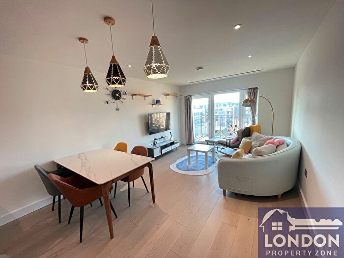 3 Bedroom Flat To Rent In Beaufort Square, Colindale, London, NW9