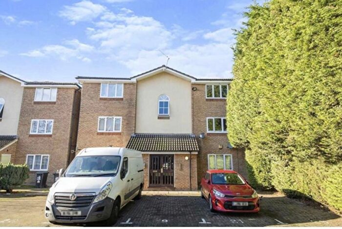 2 Bedroom Flat To Rent In South Oxhey, Watford, WD19