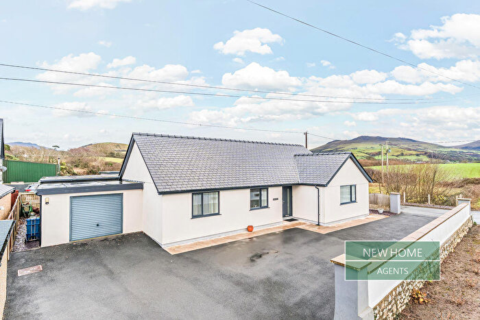 4 Bedroom Bungalow For Sale In Pontllyfni, Caernarfon, LL54