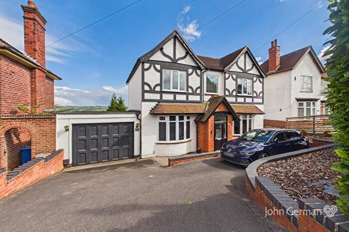 3 Bedroom Link Detached House For Sale In Field Lane, Burton-on-Trent, DE13