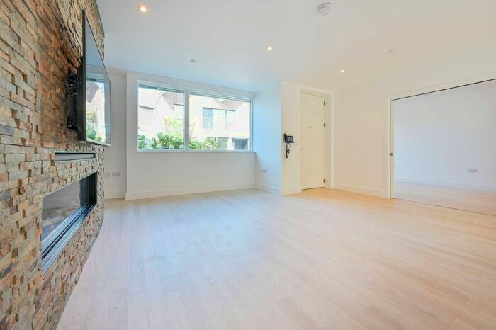 2 Bedroom Flat To Rent In Horsell Moor, Horsell, Woking, GU21