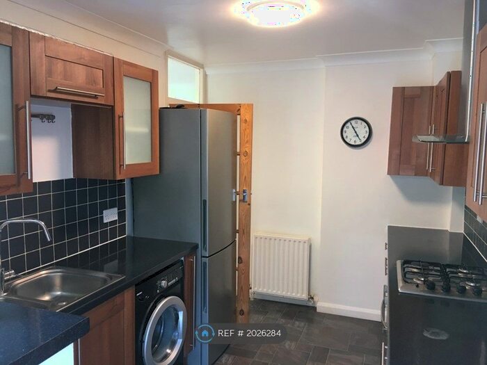 2 Bedroom Flat To Rent In Amblecote Road, London, SE12