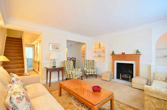 2 Bedroom Maisonette To Rent In Ifield Road, Chelsea, London, SW10