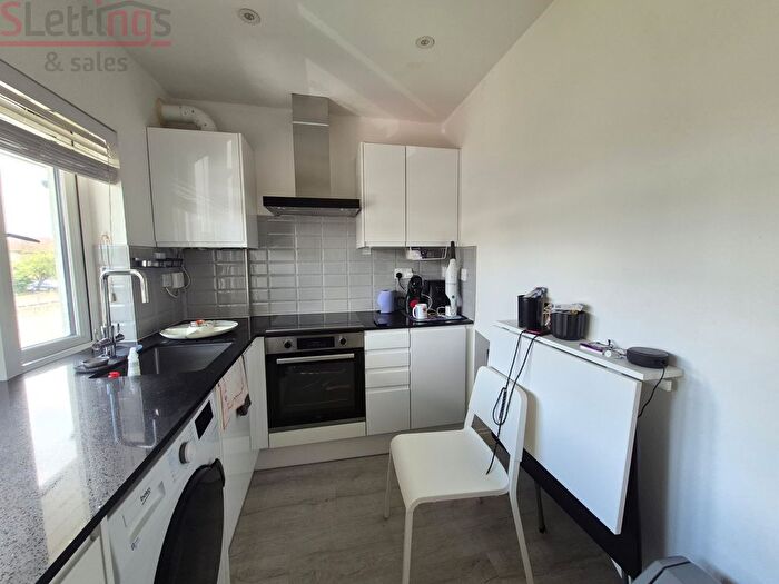 Studio To Rent In Hendon Way, Criklewood, NW2