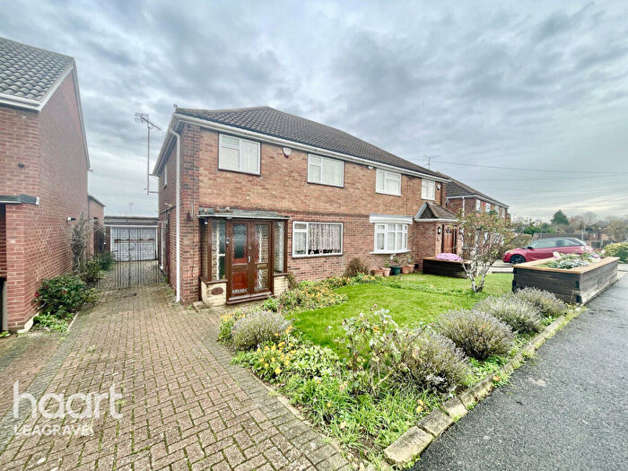 3 Bedroom Semi Detached House For Sale In Staveley Road, Luton, LU4