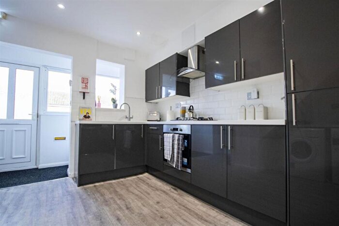 5 Bedroom House To Rent In Fladbury Crescent, Birmingham, West Midlands, B29