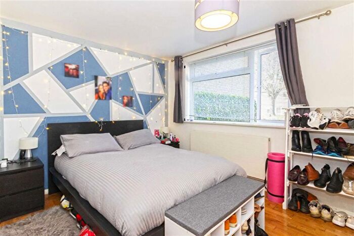 1 Bedroom Flat To Rent In Harrowdene Gardens, Teddington, TW11