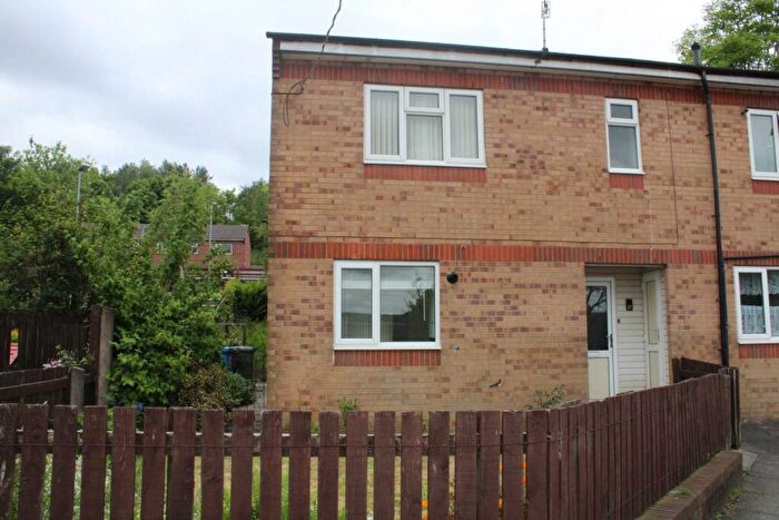 3 Bedroom Town House To Rent In Kirkstone Close, Oldham, OL1