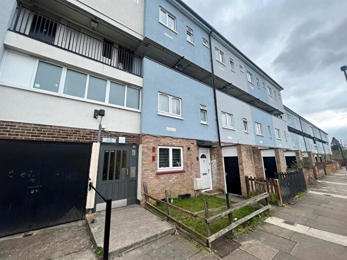 3 Bedroom Maisonette For Sale In Lawson Road, Enfield, EN3
