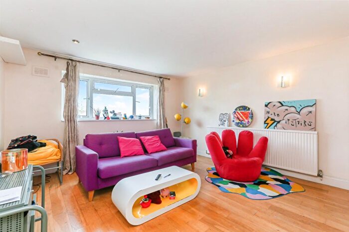 2 Bedroom Flat To Rent In Canonbie Road, London, SE23