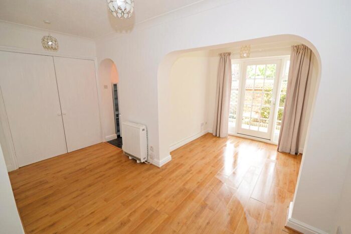 1 Bedroom Ground Maisonette To Rent In High Street, Bagshot, GU19