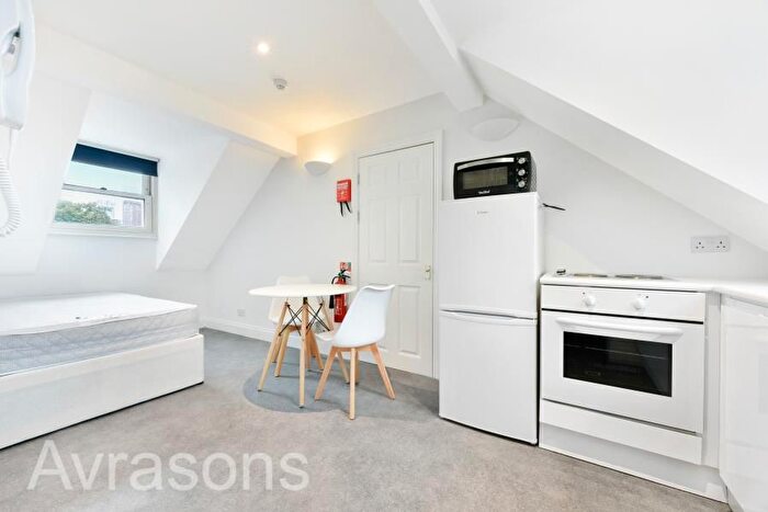 Studio To Rent In Clapham Road, London, SW9