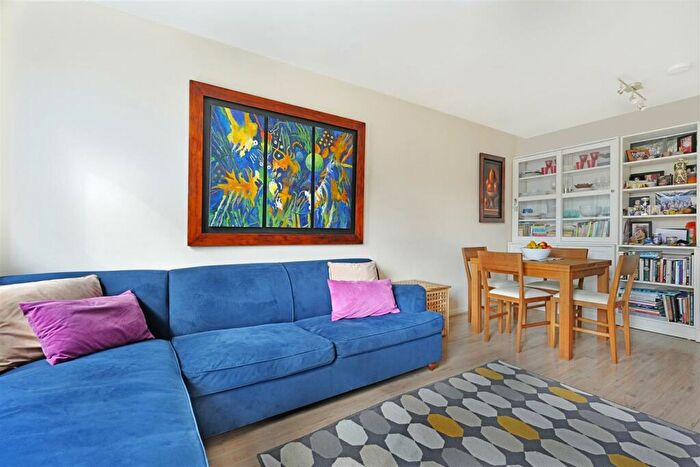 2 Bedroom Flat For Sale In Coulsden Court, Park Road, Crouch End, N8