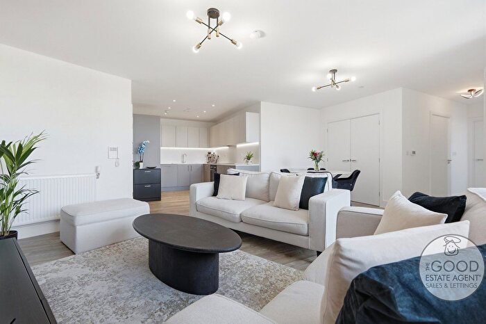 2 Bedroom Flat For Sale In Hyneholt House Manford Way, Chigwell, IG7