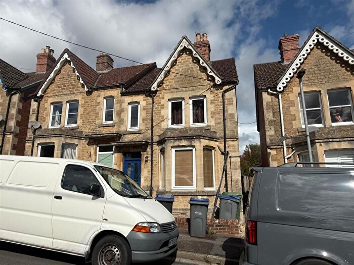 4 Bedroom Semi-Detached House To Rent In Ivy Road, Chippenham, SN15