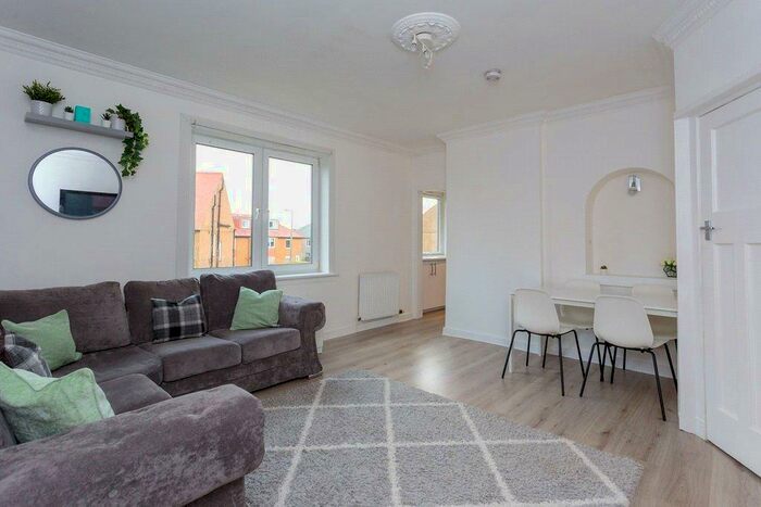 2 Bedroom Apartment To Rent In Colinton Mains Drive, Edinburgh, EH13