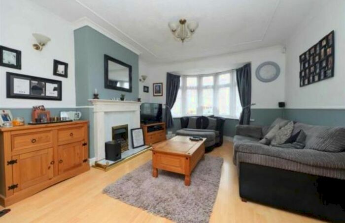 4 Bedroom Semi-Detached House To Rent In Colbrook Avenue, Hayes UB3