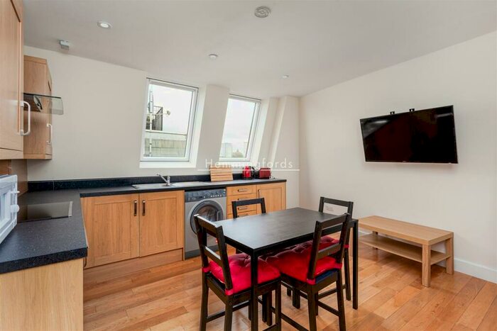 3 Bedroom Apartment To Rent In Camden Road, London, N7