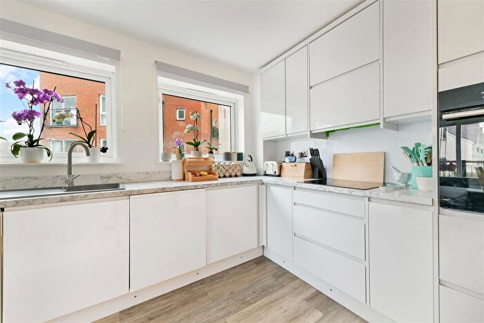 2 Bedroom Flat For Sale In Canalside, Watercolour, Redhill, RH1