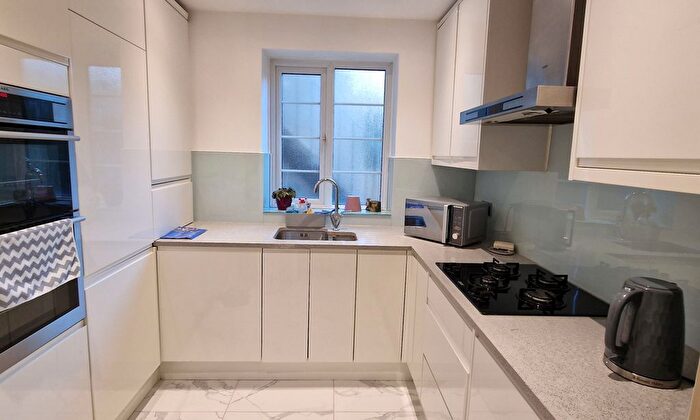 2 Bedroom Flat For Sale In Edgware Court, Edgware, HA8