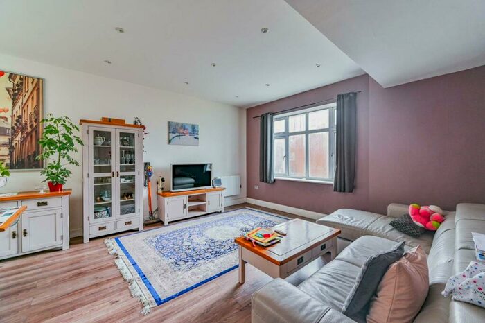2 Bedroom Flat To Rent In Aldgate House, Sutton, SM1