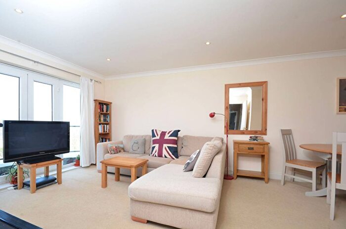 2 Bedroom Flat To Rent In Avenue Elmers, Surbiton, KT6