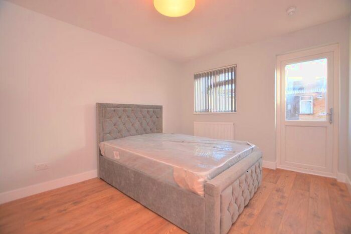 6 Bedroom Semi-Detached House To Rent In Preston Road, Slough, SL2