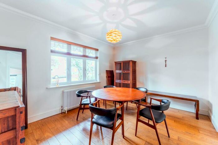 4 Bedroom Bungalow To Rent In Aultone Way, Sutton, SM1