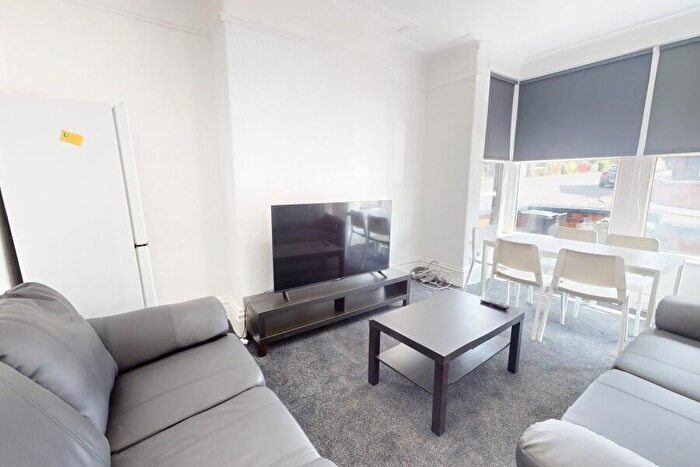 5 Bedroom Terraced House To Rent In Manor Drive, Hyde Park, Leeds, LS6