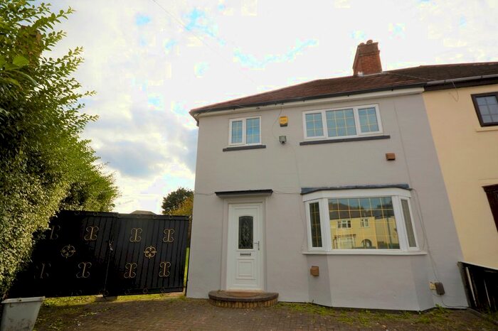 3 Bedroom Semi-Detached House To Rent In Jeffrey Avenue, Wolverhampton, West Midlands, WV4