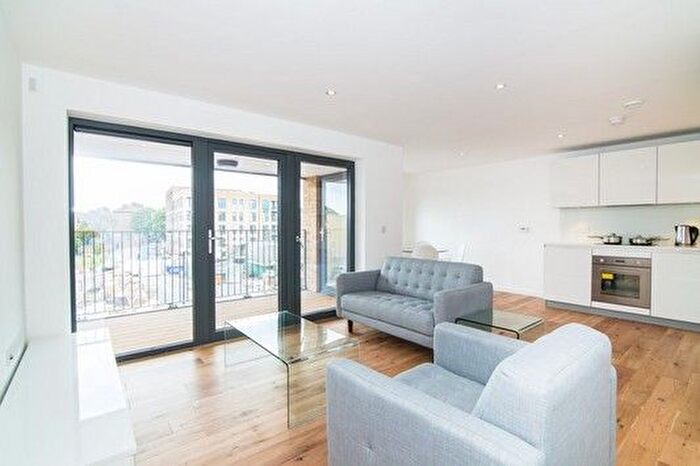 1 Bedroom Flat To Rent In Cowley Road, Oval, London, SW9