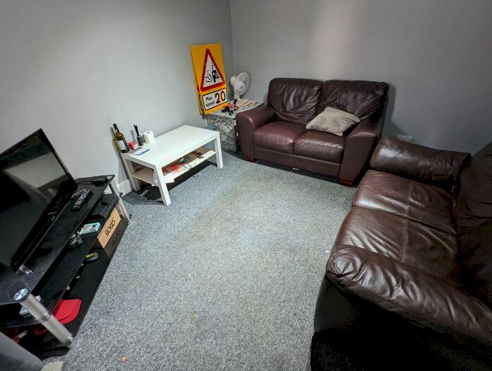 4 Bedroom Terraced House To Rent In Donnington Gardens, Reading, RG1