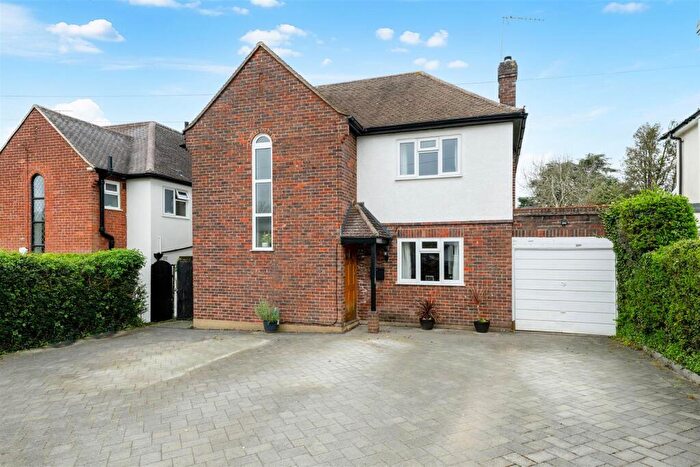 4 Bedroom Detached House For Sale In Grange Meadow, Banstead, SM7