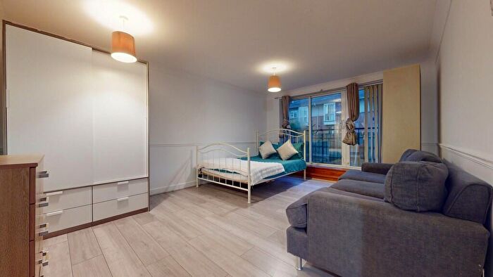 3 Bedroom Apartment To Rent In Newport Avenue, E14