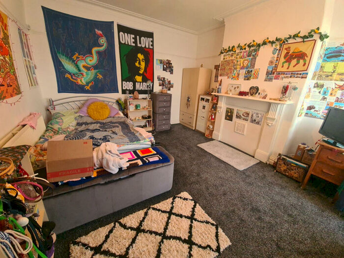 3 Bedroom House To Rent In Knowle Terrace, Leeds, LS4