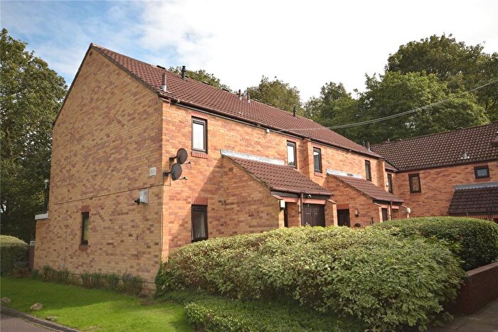 2 Bedroom Flat For Sale In Ireland Crescent, Leeds, West Yorkshire, LS16