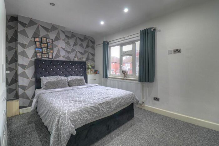 2 Bedroom Semi-Detached House For Sale In Roydene Crescent, Leicester, LE4
