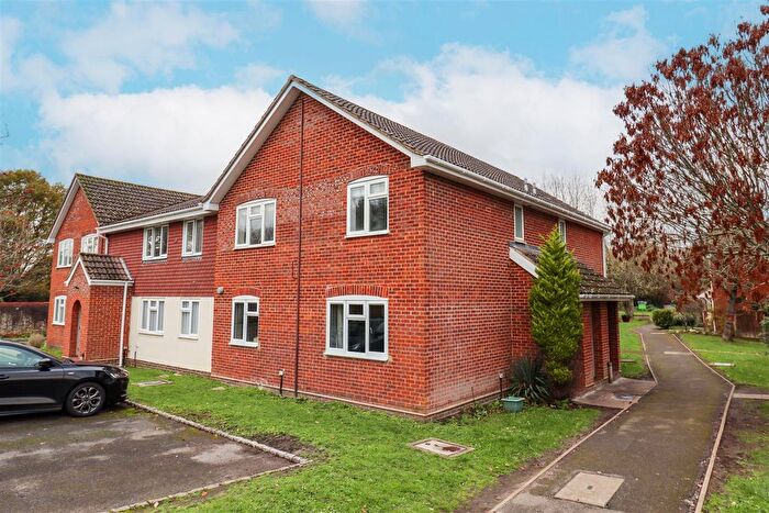 1 Bedroom Flat For Sale In Swan Way, Church Crookham, Fleet, GU51