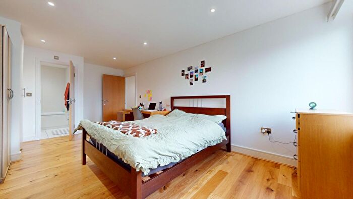 2 Bedroom Flat For Sale In Gainsborough House, Cassilis Road, Canary Wharf, London, E14